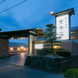 建物正面全景夜