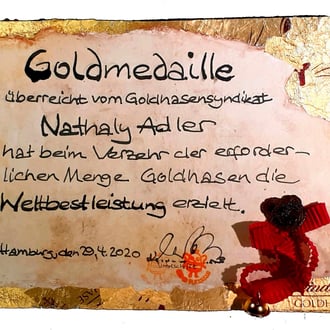 Nathaly mit der Goldmedaille für die Weltbestleisung im Goldhasen-Verzehr