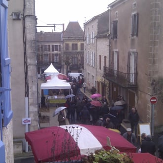 La rue de l'église marché aux petits producteurs fête de la Truffe lalbenque lot 46