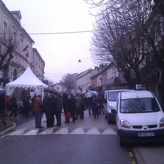 La rue du Marché aux truffes, avec le marché aux particuliers