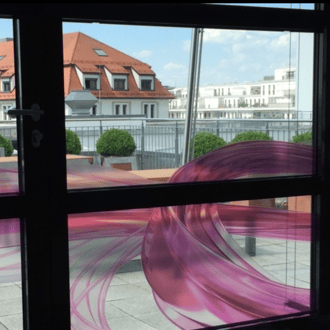 Lichtdurchlässige Beschriftung einer Glasscheibe