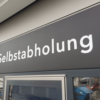 Folienbeschriftung eines Rolltors