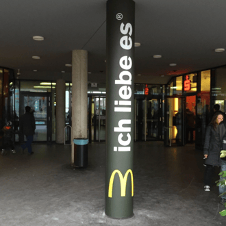 Beschriftung direkt auf Betonsäule