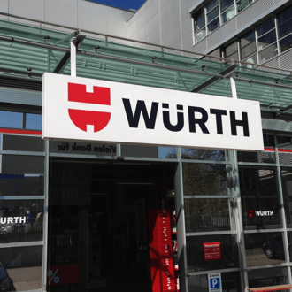 Beschriftung auf abgehängtem Firmenschild