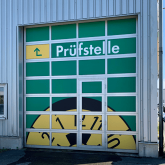 Beschriftung eines Rolltors mit Folie
