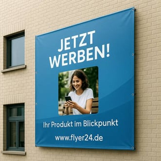Fassadenbanner aus PVC an Hauswand montiert – langlebige Außenwerbung für Bauprojekte oder Firmen in Hamburg