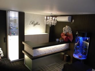 アロマの香り漂う落ち着いた雰囲気のエントランス