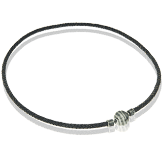 Ledercollier mit einem Tahitiperlenverschluss in Silber, aus der Gremlin Männerschmuck Kollektion der Goldschmiede OBSESSION in Zürich und Wetzikon.