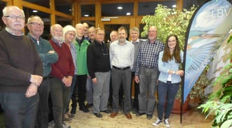 Die für langjährige Mitgliedschaft ausgezeichneten LBV-Mitglieder und der Träger des LBV-Ehrenamtspreises Hubert Ilg (im Vordergrund) © R.Schreiber