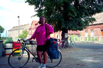 Hanni schaut zum Turm der Marienkirche hinauf