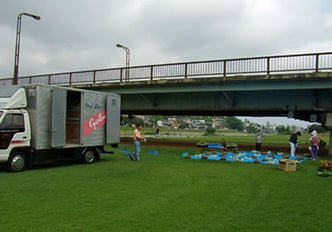 金沢市の霜菊橋の橋の下、齋川の河川敷を会場に寄せ植え教室を開催したこともあります。