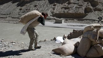 Hilfsprojekte, Himalaya Tours, Erdbeben Nepal, Überschwemmungen Ladakh, Schuhsammlung Himalaya