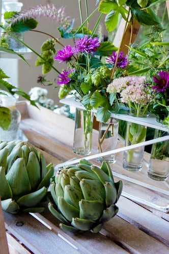 Artischocken und Blumen