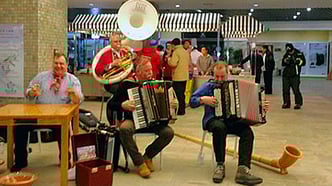 Julius Nötzli und Geni Good in China beim Musizieren.