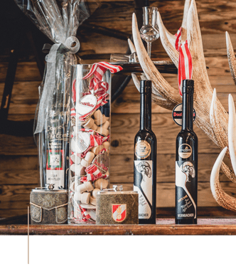 Edelbrände und Auszeichnungen auf alter Holztruhe