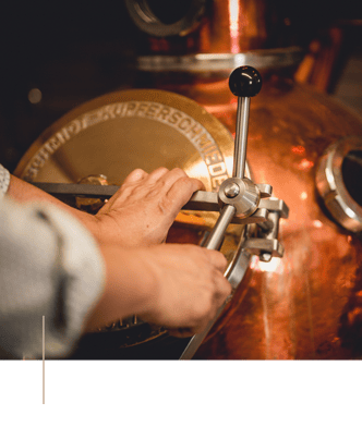 2 Hände schließen Deckel von Brennkessel