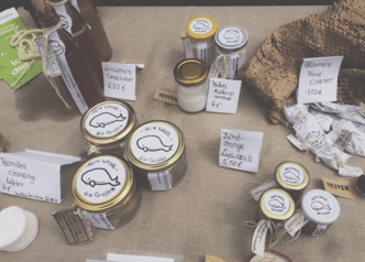 Sommerunternehmer Fabian, Lukas und Pascal mit "MuesliYard" beim Verkauf im MERCADO, Futurepreneur