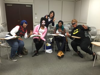 ハロウィンの時、仮装して授業を受けていた生徒さんたちと。「自由の国だと実感。こういう、楽しむ気持ちは大事」だと感じられたそうです。