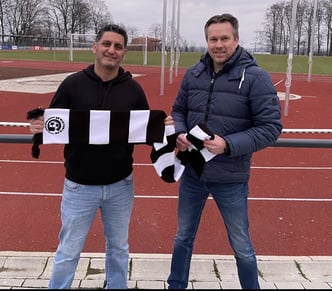 Burhan Alarslan mit Viktoria Vorstand Roger Fischer