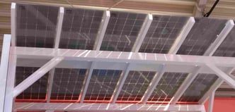 Solar Carport Energiequelle für das Haus und Laden des  Elektroauto