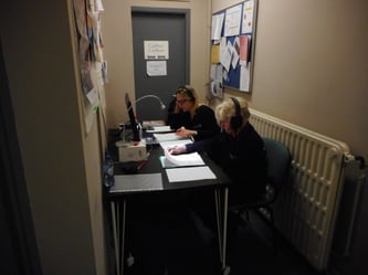 deux audiodescriptrices au travail en coulisse