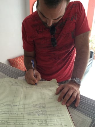 Firmando el libro grande de Petete