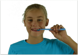 Querputzen: Die Bürste wird über den neuen Zähnen quer angesetzt und hin und her bewegt (© Doc S)