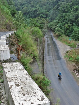 Wir geniessen die Abfahrten fast ohne Verkehr, trotz Regen.