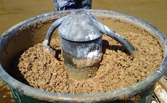 ミキサーで撹拌中(間伐材ウッドチップ舗装協会の作業写真1)