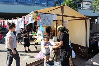 "Recyclingbotschaft in Richardkiez" Infopunkt, Kulturlabor Trial&Error e.V., DIY und Recycling Workshop, Papierschöpfung.