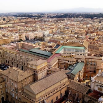 Вид на Ватиканские музеи и Сикстинскую капеллу с купола собора 