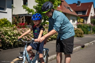 Der elterliche Lernprozess beginnt schon vor der Tour mit dem Auf- und Absteigen