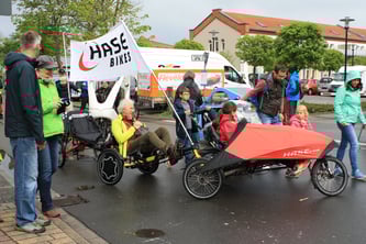 Gemeinsam im Liegen: Auch der Spezi-Shuttleservice funktioniert per Muskelkraft.