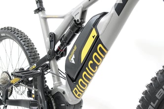 Der teilintegrierte Akku schmiegt sich übergangslos in den Rahmen ein. 