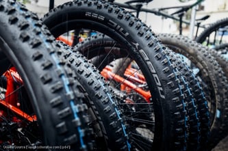 Schwalbe setzt u. a. auf spezifische Profildesigns und Gummimischungen für Vorder- und Hinterrad.