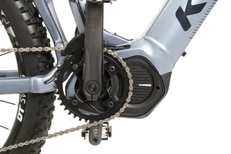 Der kraftvolle Shimano E-8000-Motor liefert energischen Schub und wird von einem starken 630 Wh-Akku mit Strom versorgt.