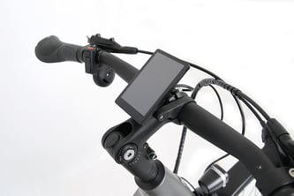 Das große Display ist zentral über der Vorbau-Lenker-Aufnahme montiert.