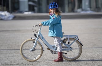 Eltern sollten ihrer Vorbildfunktion nachkommen und einen Helm im Alltag tragen