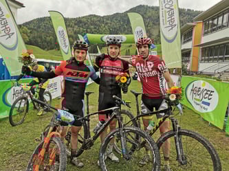 Die Gewinner der Langdistanz beim MTB-Marathon: Zweiter Matthias Alberti, Gewinner Markus Kaufmann, Drittplatzierter Stefan Paternoster. Foto: MTB Festival