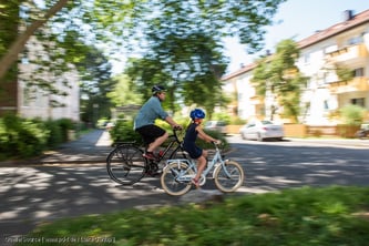 Zu zweit hinter einem/r Erwachsenen herzufahren und die Kommandos zu wiederholen, macht schließlich großen Spaß