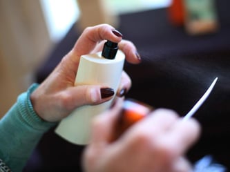 Haltbar: Nach dem Öffnen können Parfums in der Regel mindestens ein halbes Jahr lang verwendet werden. Foto: Christian Charisius