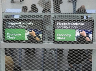 Die Länder müssen die Qualitätskontrollen an den Flughäfen organisieren. Foto: Andreas Gebert/Archiv