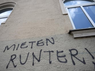 «Mieten runter!» wird hier gefordert; bei fast jeder dritten Wohnung sorgt die Mietpreisbremse immerhin dafür, dass die Mieten nicht weiter steigen. Foto: Andreas Gebert/Archiv