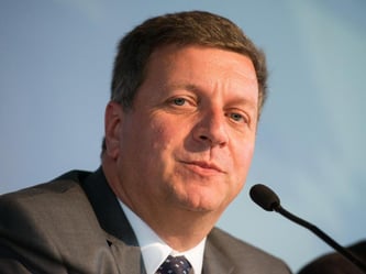 Christian Bernreiter (CSU) spricht während einer Pressekonferenz. Foto: Armin Weigel/Archiv