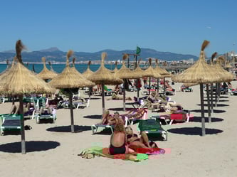 Mallorca geht immer: Strandleben an der Playa de Palma in S'Arenal. Foto: Jens Kalaene