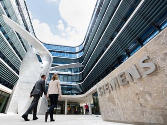 Die Skulptur «The Wings» ist vor der Zentrale von Siemens zu sehen. Foto: Matthias Balk/Archiv