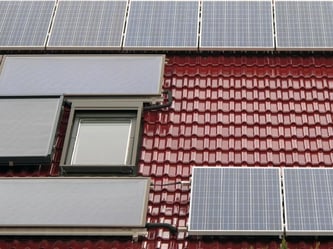 Mit Hilfe von Solarmodulen für Photovoltaik (r) und Solarthermie lässt sich die Energieeffizienz von Wohnhäusern verbessern. Foto: Andrea Warnecke