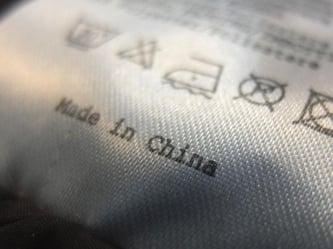 Schleichende Schädigung durch Chemikalien: Kleidung aus China gehört laut Eu-Bericht häufig zu den Produkten, die mit Schadstoffen belastet sind. Foto: Marcus Brandt