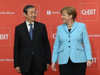 Chinas Vize-Ministerpräsident Ma Kai und Bundeskanzlerin Angela Merkel auf der CeBIT. Foto: Christian Charisius