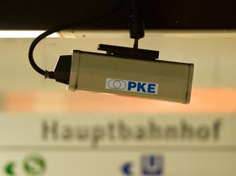 Im kommenden Jahr sollten bis zu 700 weitere Kameras in rund 100 Bahnhöfen installiert werden. Foto: Daniel Bockwoldt
